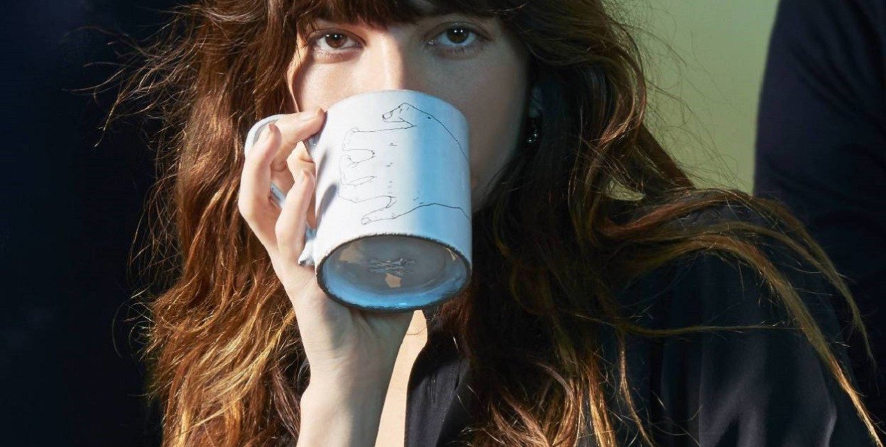 Η υπέροχη Lou Doillon σχεδιάζει μια ultra chic συλλογή από κούπες 