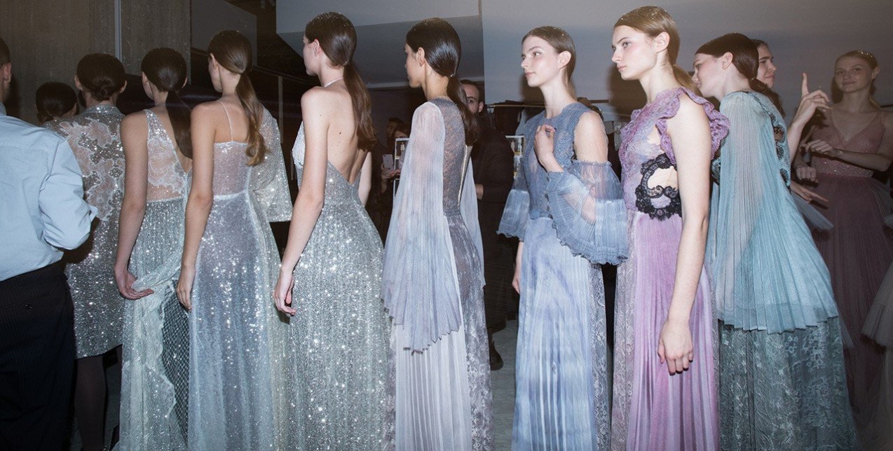 Στο backstage του couture show των Mi-Ro 