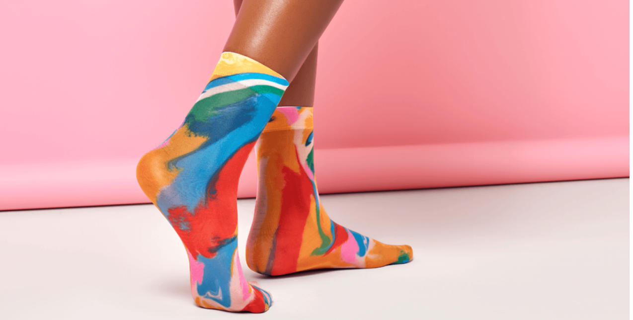 15+1 κάλτσες που θα σας κρατήσουν «ζεστή» και γεμάτη στιλ στο σπίτι
