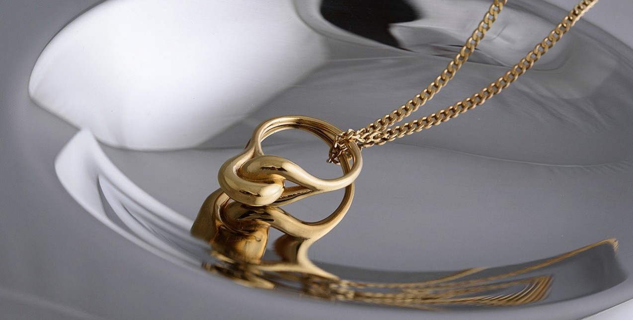 Υποδεχθείτε τη νέα χρονιά με τα γούρια καταξιωμένων Ελλήνων σχεδιαστών που μας γεμίζουν αισιοδοξία