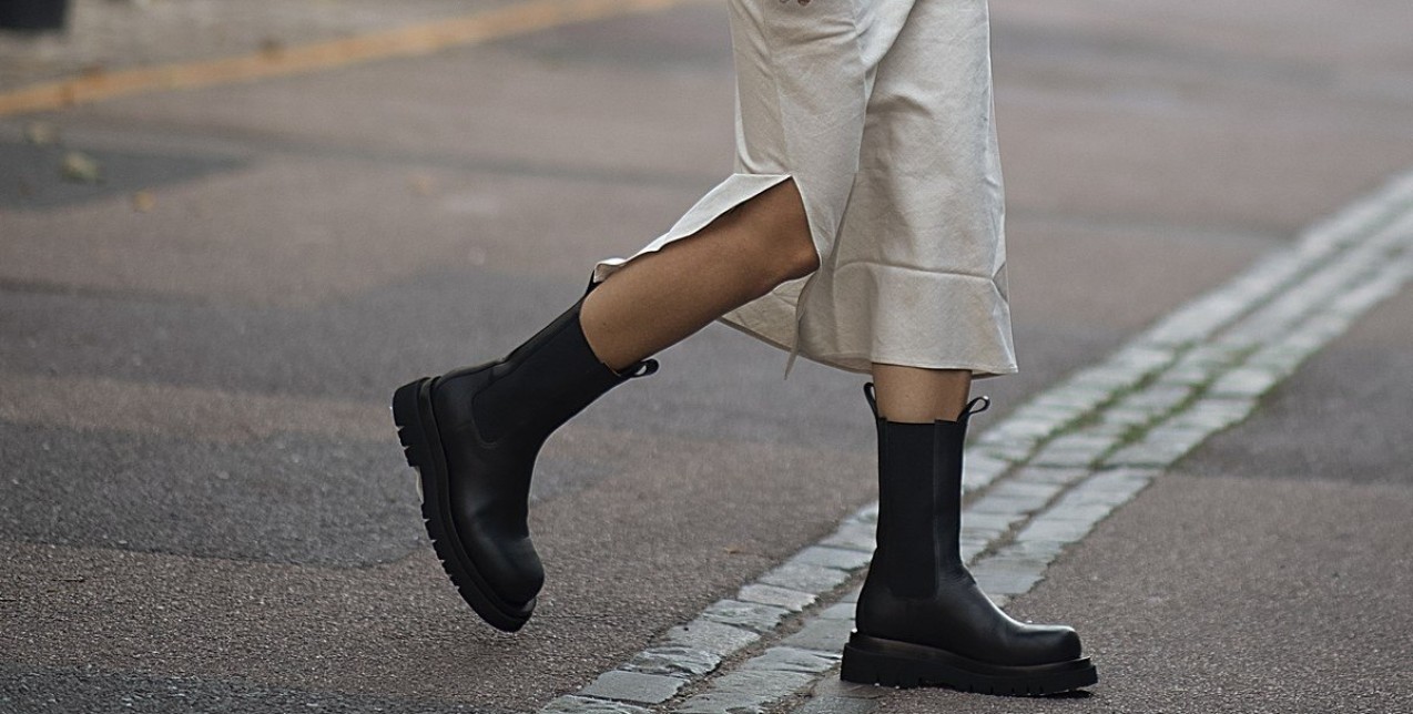 In & Out: Τα ιδανικά μαύρα μποτάκια για τον φετινό χειμώνα 