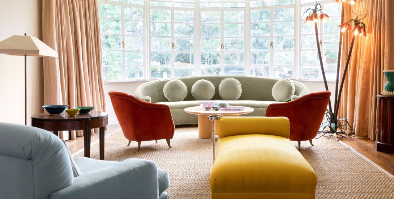 Η ultra cozy κατοικία της διοργανώτριας events, Rebecca Gardner, διακρίνεται από μια retro αισθητική 