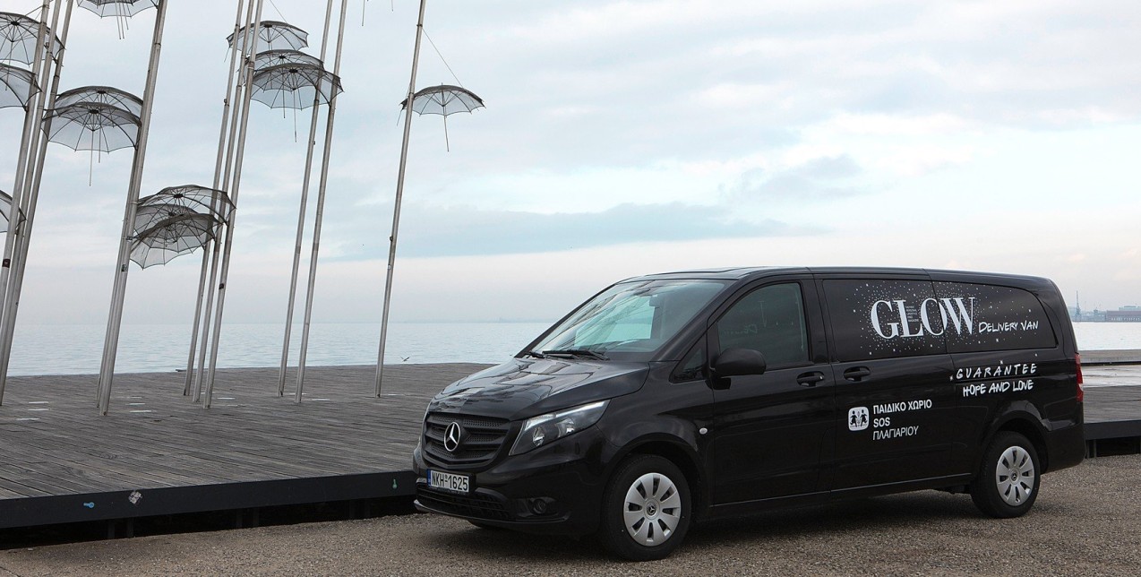 GLOW Delivery Van | GUARANTEE HOPE & LOVE: Η κοινωφελής δράση του περιοδικού GLOW