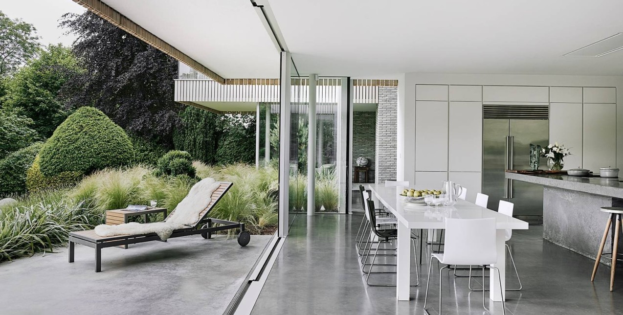 Μια μοντέρνα κατοικία αποτελεί ωδή στη μινιμαλιστική διακόσμηση & το φουτουριστικό design