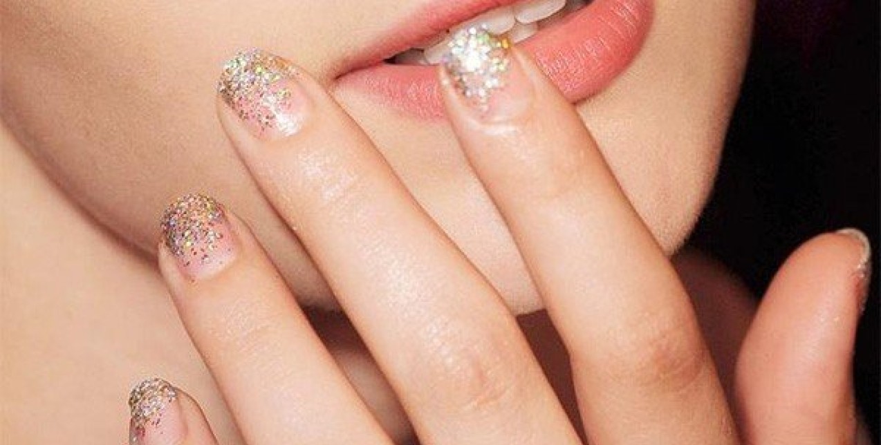 Xmas Nails: Τα χριστουγεννιάτικα σχέδια στα νύχια που θα ανυπομονείτε να κάνετε