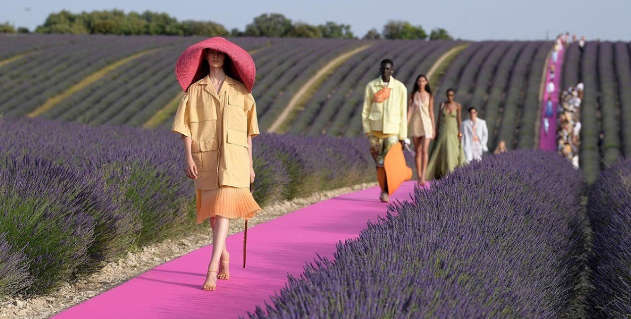 Festive Season: Ο Jacquemus παρουσιάζει τη μοναδική ροζ Χριστουγεννιάτικη συλλογή του 