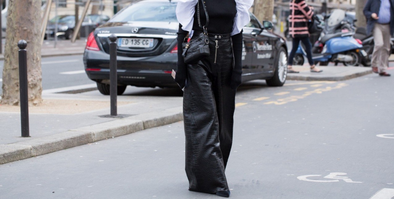 Flared pants: Τα σχέδια στα παντελόνια που θα αναδείξουν τη σιλουέτα σας