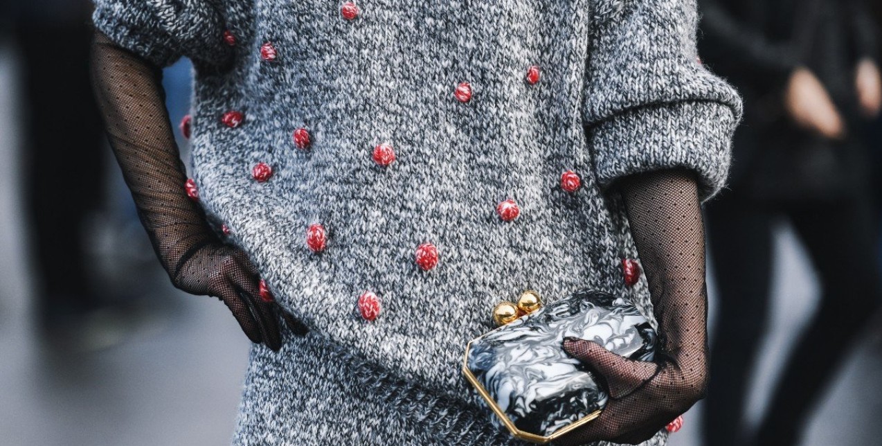 Grey Obsession: 14 πουλόβερ στο χρώμα της χρονιάς που θα εκτοξεύσουν το στιλ σας στα ύψη