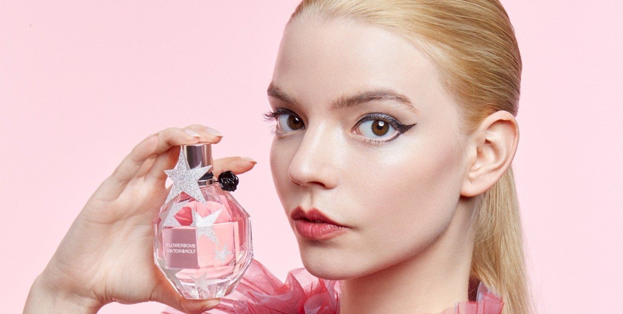 Anya Taylor Joy: Η star της πιο επιτυχημένης σειράς της χρονιάς μας συστήνει το άρωμα της 