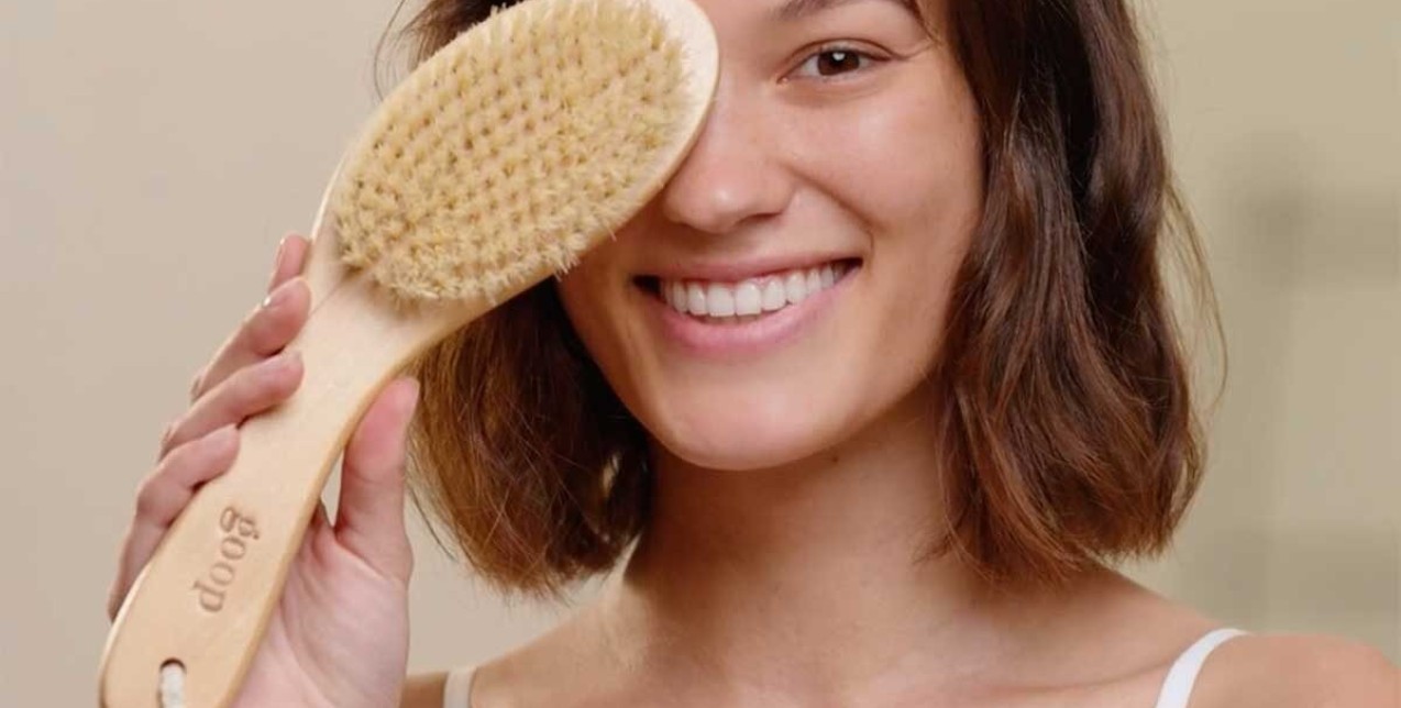 Dry brushing και στο πρόσωπο; Τώρα γίνεται με τον πιο εύκολο τρόπο
