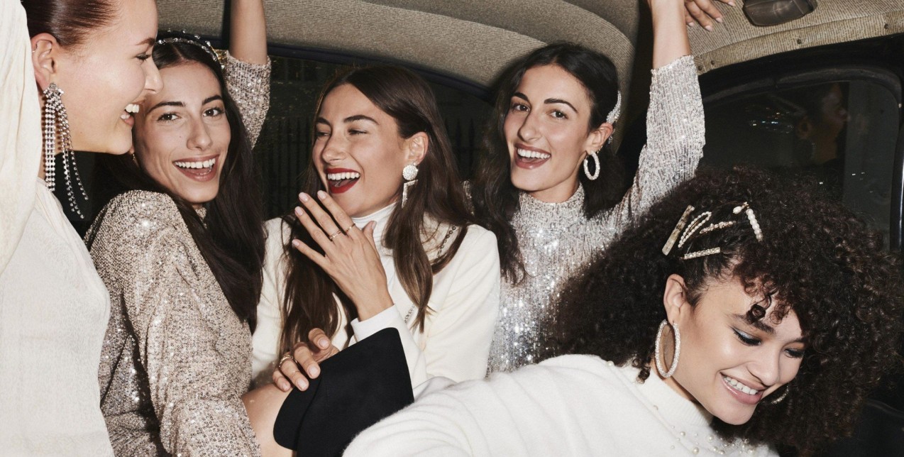 The ultimate outfits: Απογειώστε τα χριστουγεννιάτικα σύνολά σας με αυτά τα αξεσουάρ 