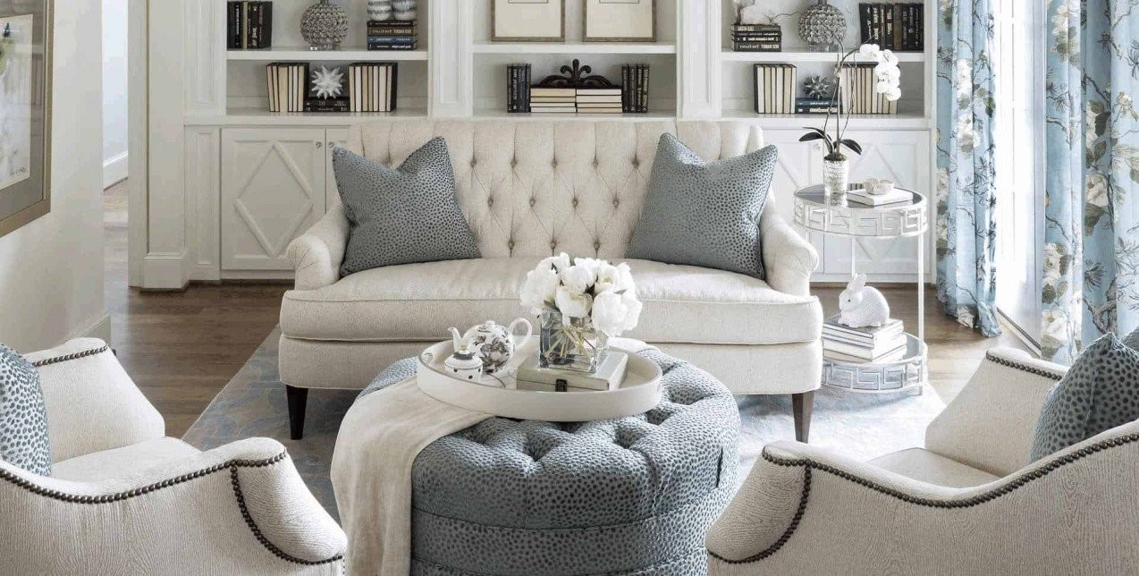Πώς να κάνετε styling στους καναπέδες δημιουργώντας ένα υπέροχο σκηνικό στο σαλόνι σας