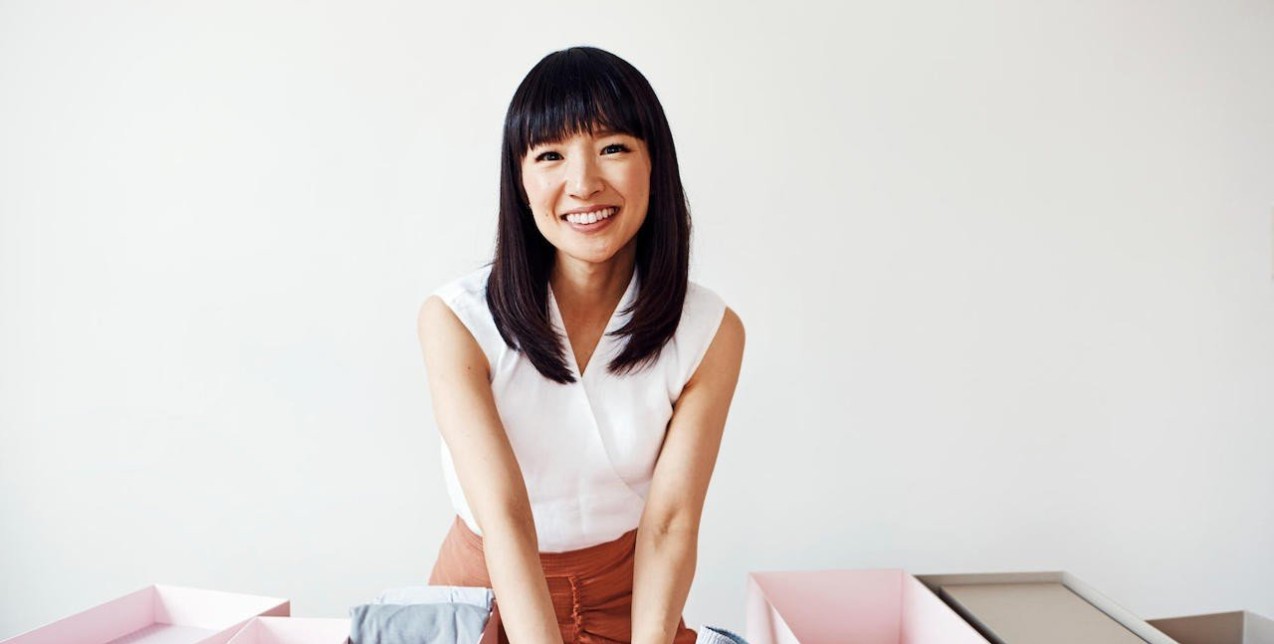 Marie Kondo: 6 πράγματα που πρέπει φέτος να βγάλετε από τη ντουλάπα σας 