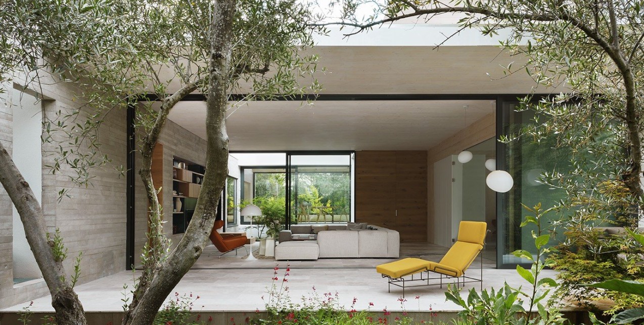 Μια εξαιρετική κατοικία στη Μαδρίτη συνδυάζει υπέροχα το κομψό design με τη φύση 