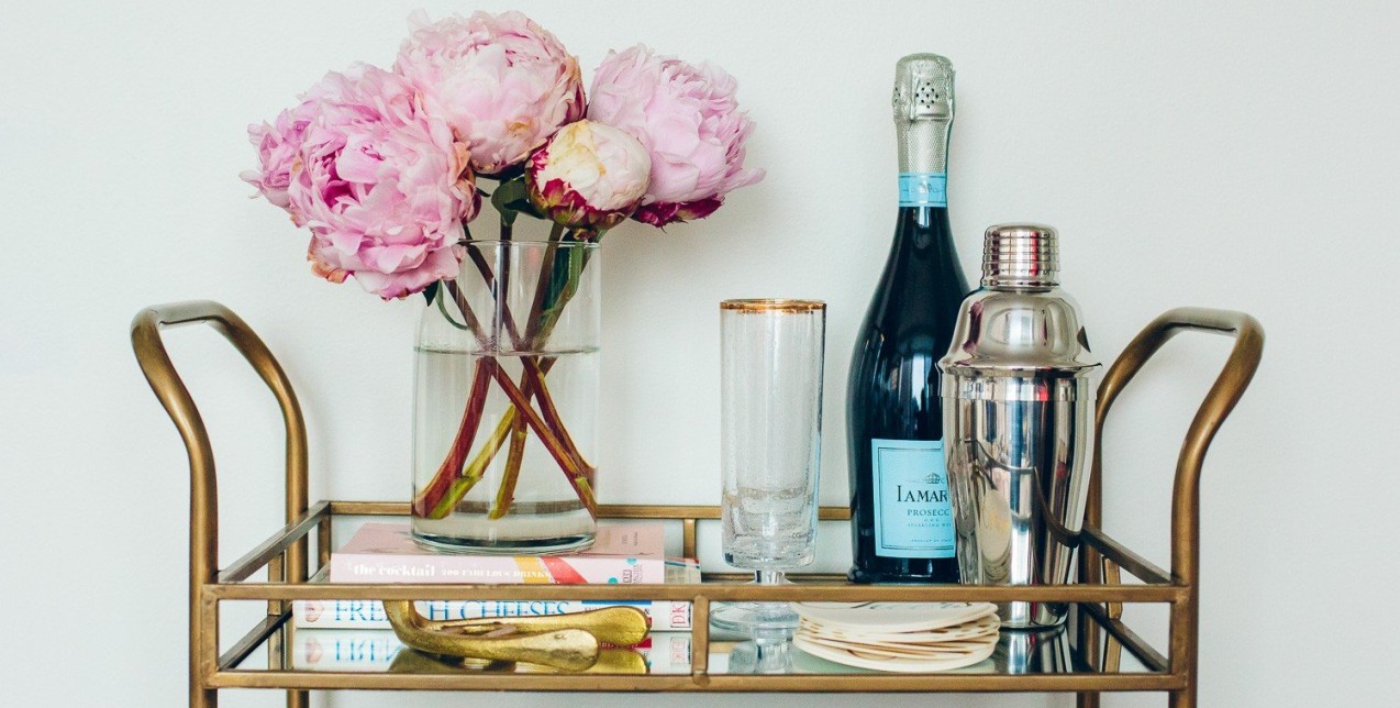 Πώς να δημιουργήσετε το δικό σας mini bar στο σπίτι ακολουθώντας τα απόλυτα décor tips