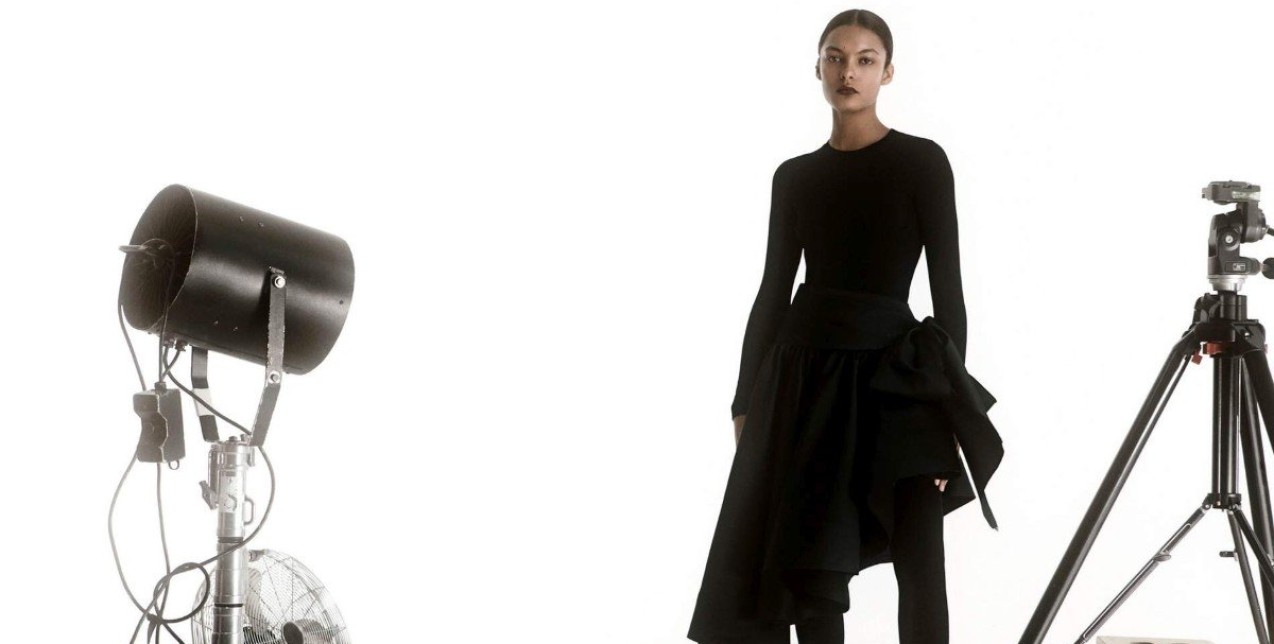 Alber Elbaz: Tα κομμάτια που επιλέγουμε από τη νέα συλλογή του σχεδιαστή που μόλις κυκλοφόρησε -και πώς να τα φορέσετε