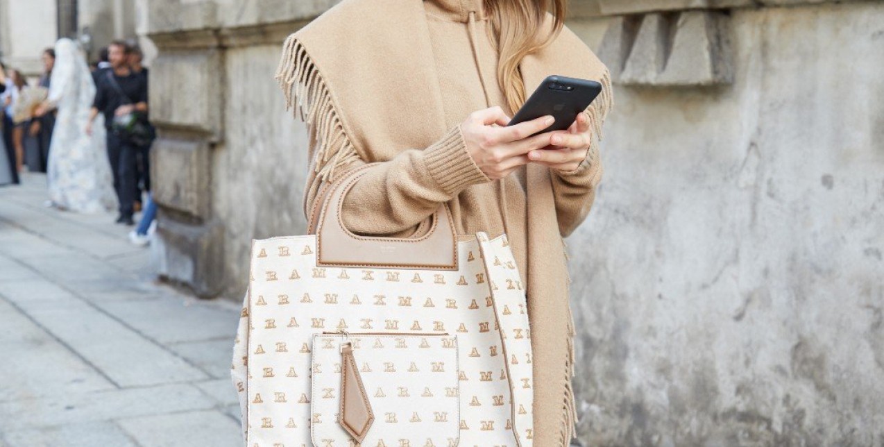 Best of the best: Τα μπεζ παλτό που θα σας χαρίσουν διαχρονικό στιλ 