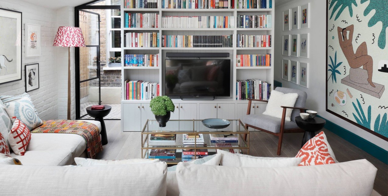 Περιηγηθείτε στο φιλόξενο διαμέρισμα μιας interior designer που αποπνέει «ζωή» κι αισιοδοξία 