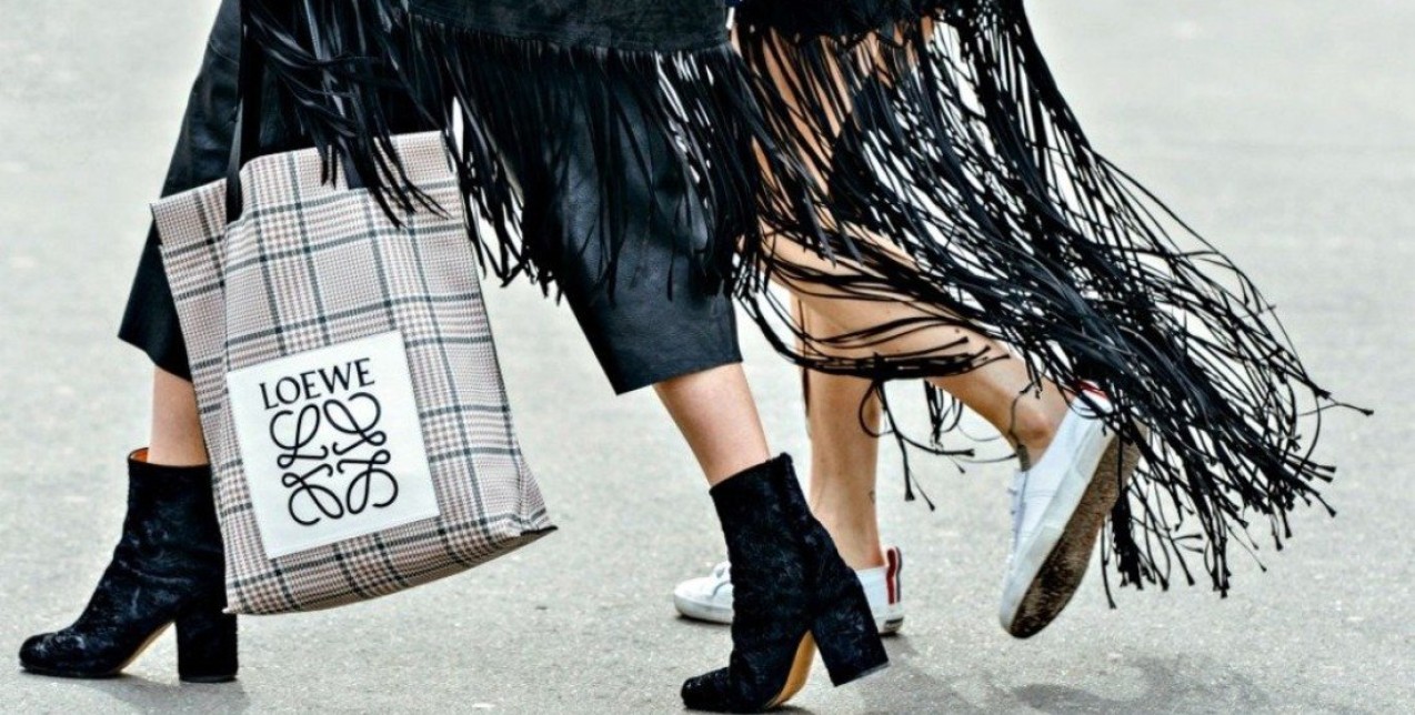 F for fringe: Τα κρόσσια είναι το απόλυτο microtrend της άνοιξης κι εμείς σας θα δείχνουμε πώς να το φορέσετε