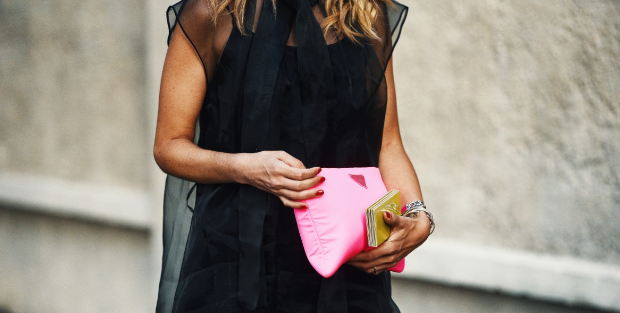 Must-haves: Τα φωτεινά χρώματα στις τσάντες που κυριαρχούν τη φετινή άνοιξη