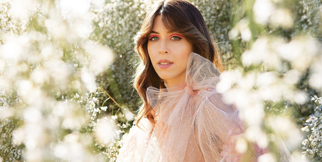 H Demy μιλάει για τα δικά της ιδανικά, τη βαθιά ηθική κρίση του καλλιτεχνικού χώρου & εξηγεί γιατί δεν παύει να πιστεύει στην αγάπη