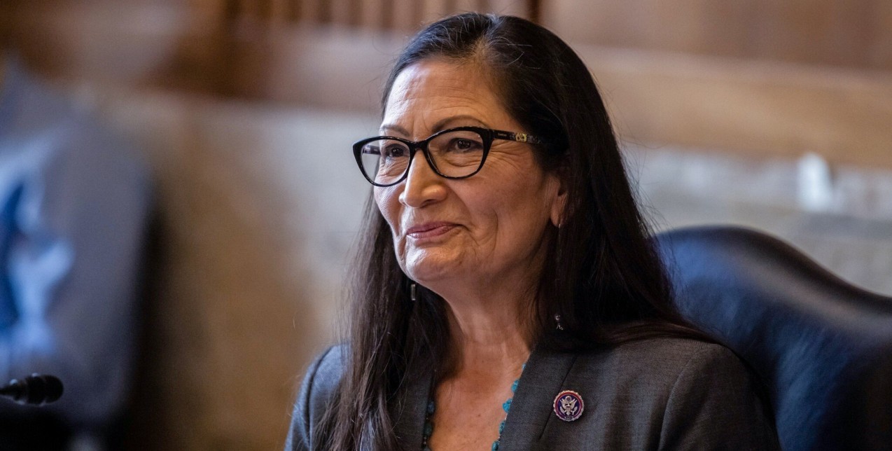 Η Deb Haaland γράφει ιστορία στην πολιτική ζωή των ΗΠΑ ως η πρώτη Ινδιάνα Υπουργός