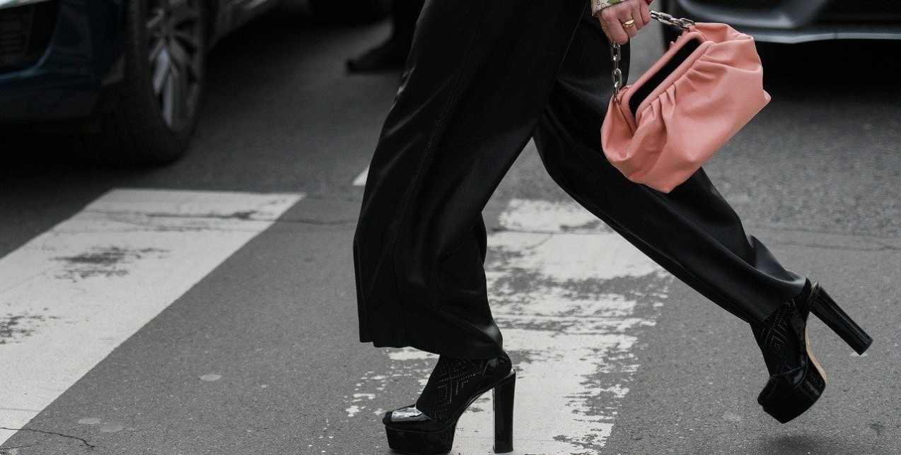 14 iconic flared pants τα οποία θα αναδείξουν τη σιλουέτα σας