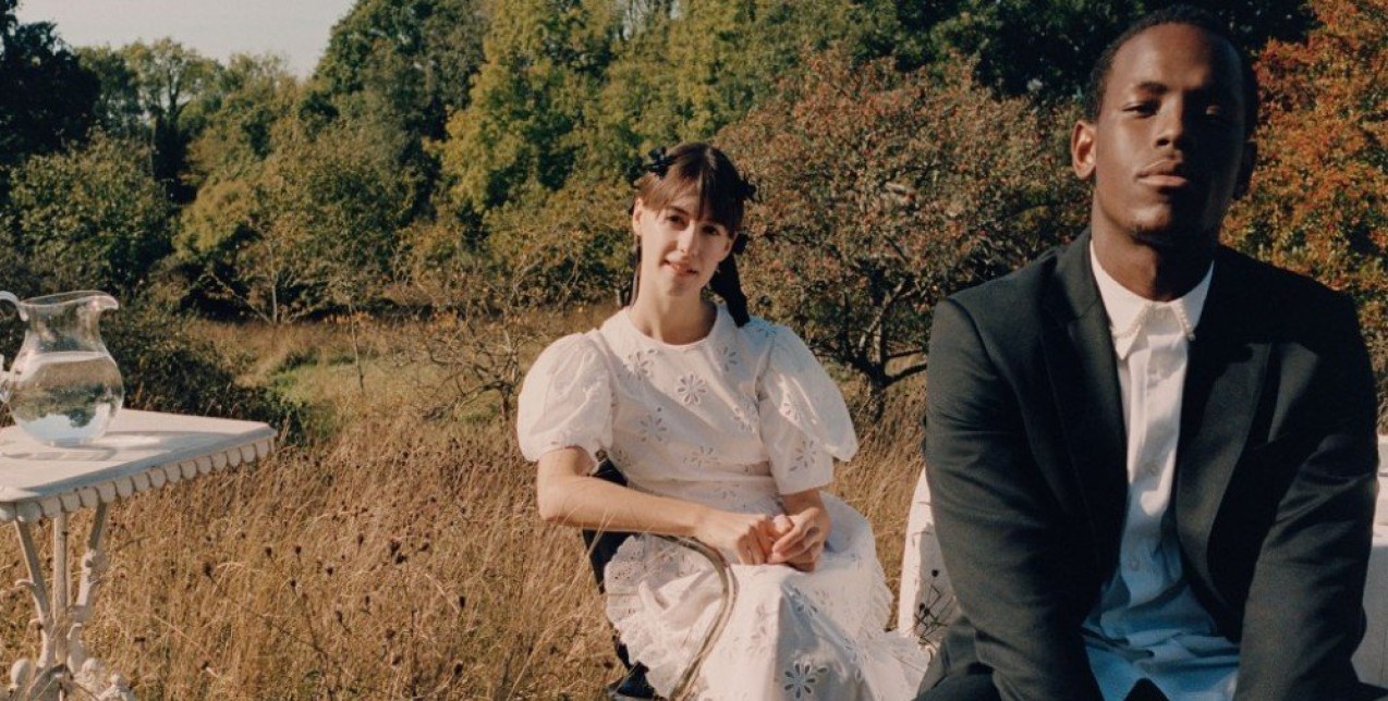 H νέα, πολυαναμενόμενη συλλογή της Simone Rocha x H&M είναι βασισμένη στην ισχυρή θηλυκότητα και τη συντροφικότητα 