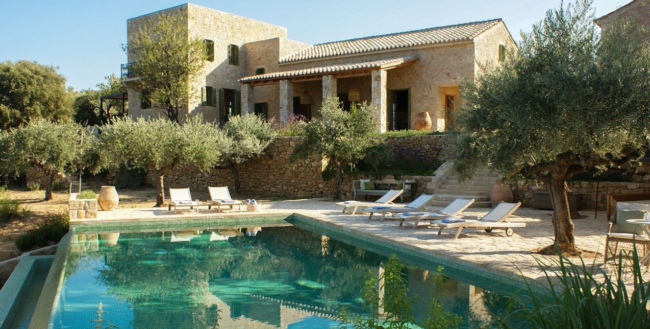 Μια πέτρινη κατοικία στη Μάνη που αντλεί έμπνευση από τα φυσικά χρώματα του μοναδικού τοπίου της περιοχής