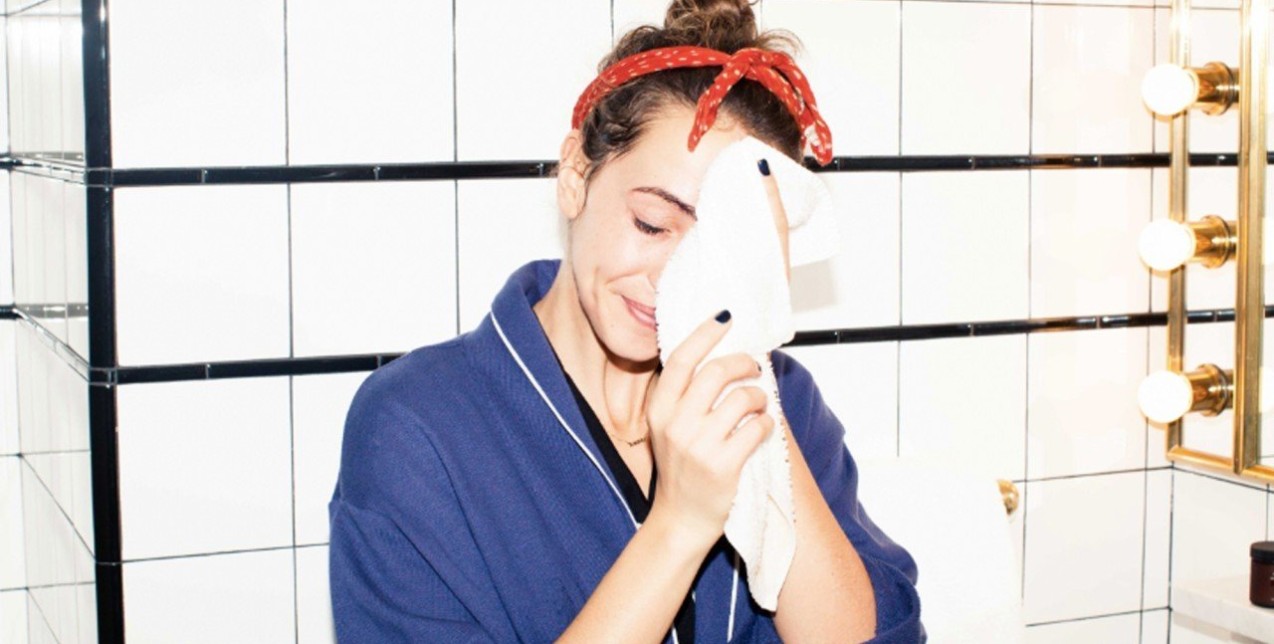 8 κοινά λάθη που κάνετε στον καθαρισμό του προσώπου σας & πώς να τα διορθώσετε