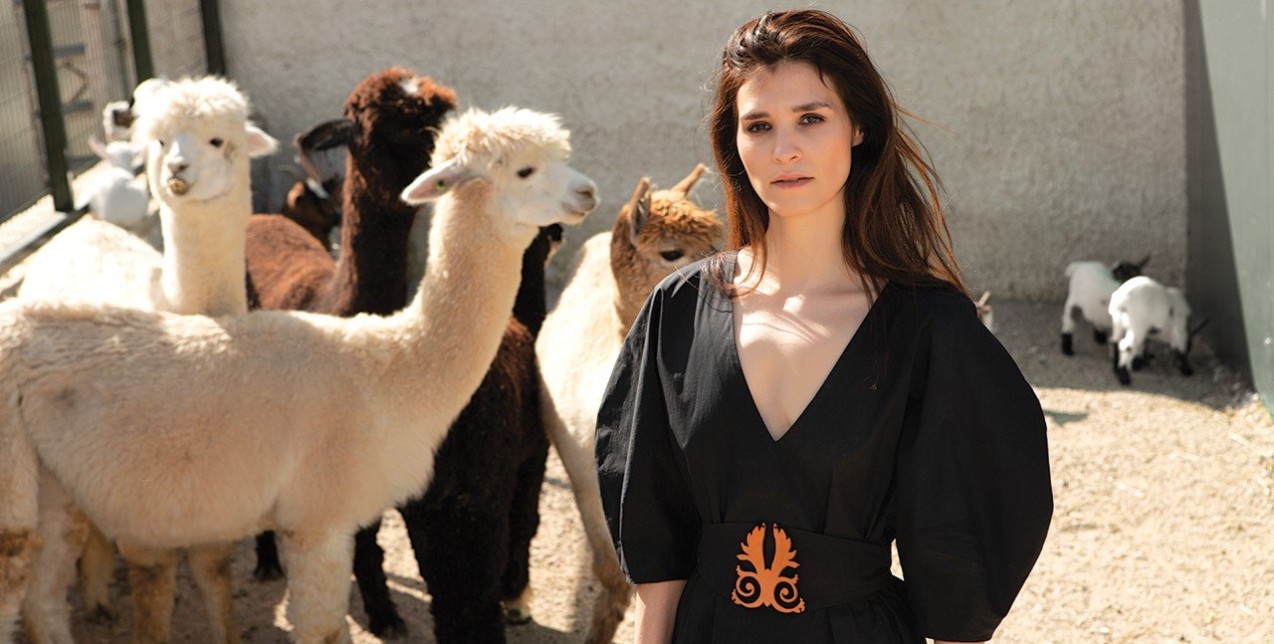 Η ταλαντούχα ηθοποιός, Πηνελόπη Τσιλίκα, μιλάει για τον ρόλο της στην πολυαναμενόμενη σειρά της χρονιάς «Σιωπηλός Δρόμος» αλλά και τη νέα ημέρα στο θέατρο