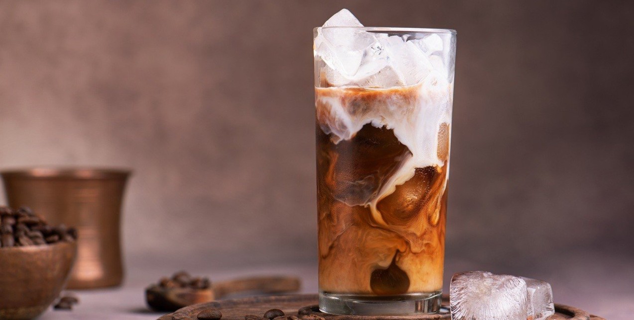For coffee lovers: Tips για να διατηρείτε τα δόντια σας λευκά εάν πίνετε πολύ καφέ