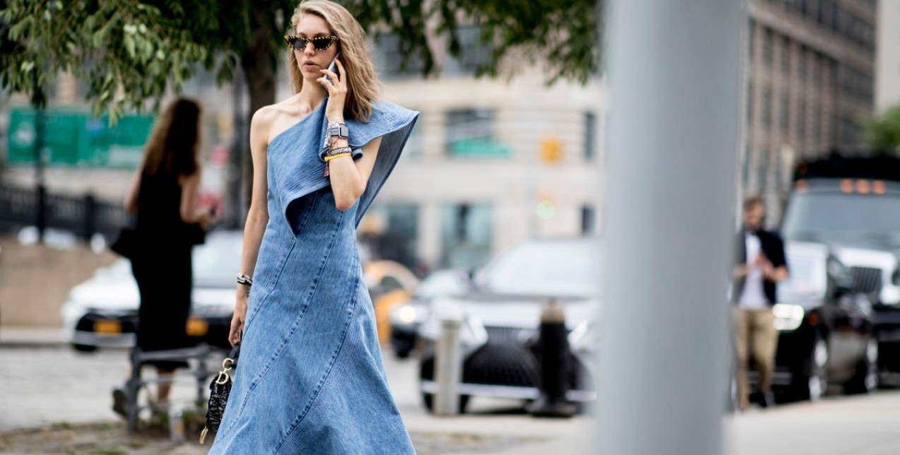 Τα τζιν items που κάθε fashionista πρέπει να έχει στη γκαρνταρόμπα της 