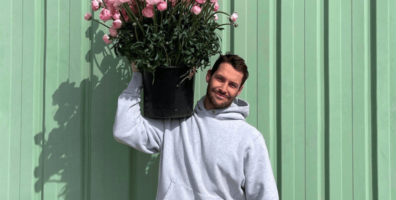 O Jacquemus δημιούργησε το δικό του pop up ανθοπωλείο στο Παρίσι με μπουκέτα από τα υφάσματά του 