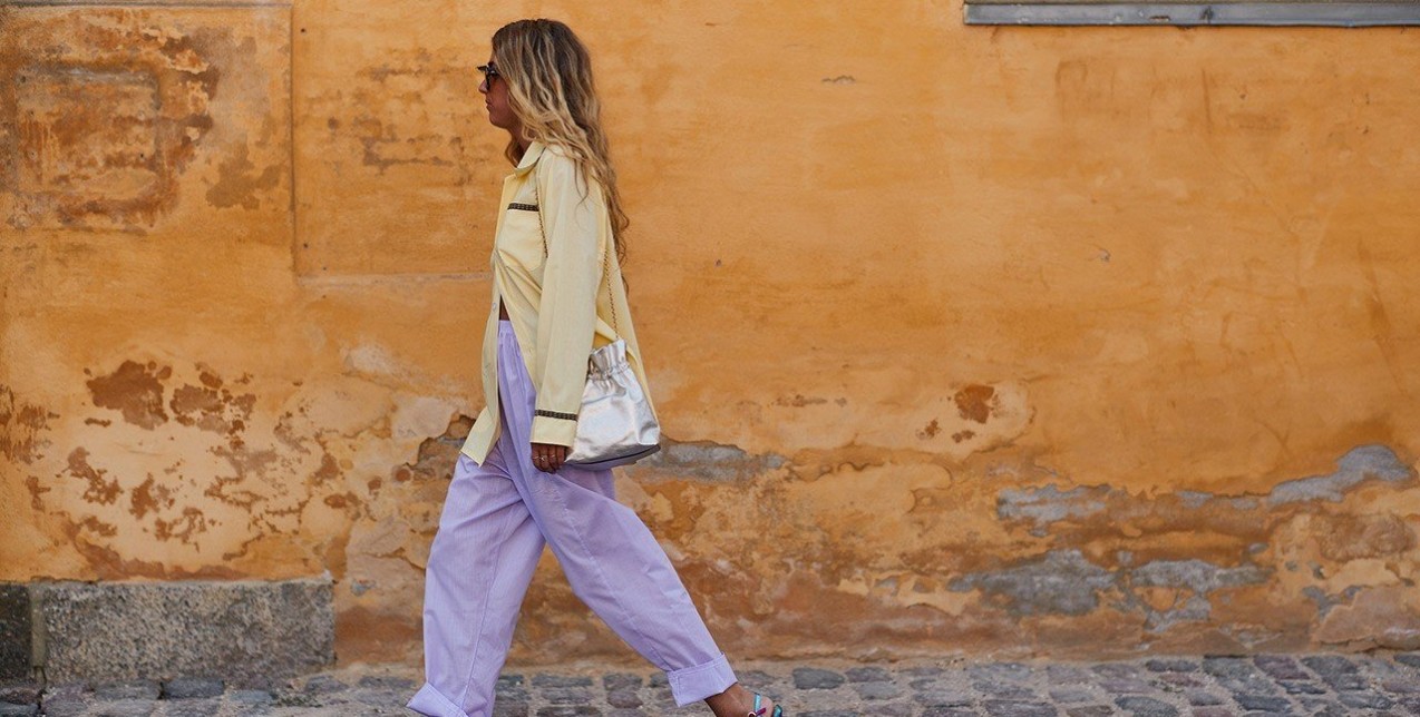 Τα φαρδιά παντελόνια είναι hot trend κι αυτοί είναι οι τρόποι για να τα φορέσετε