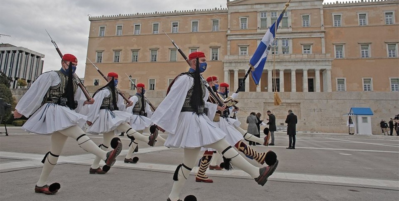 Στιγμή προς στιγμή η ιστορική παρέλαση για τα 200 χρόνια από την ελληνική Επανάσταση & όλες οι εμφανίσεις των επισήμων