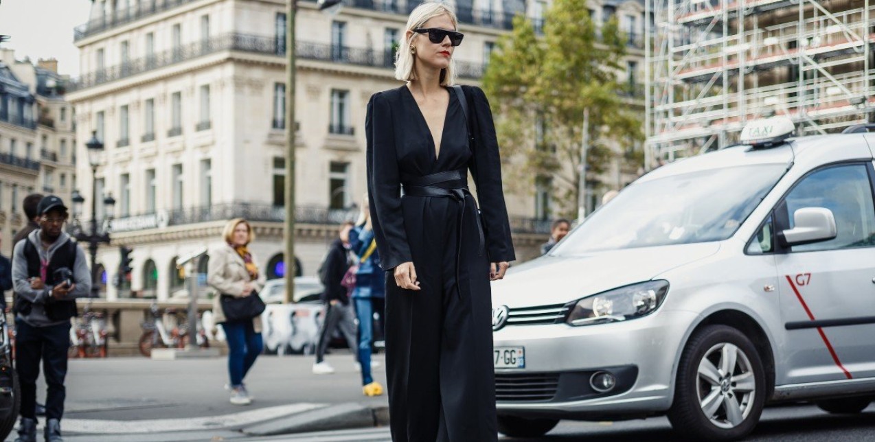 Back to black: Οι πιο chic προτάσεις για να φορέσετε το μαύρο την άνοιξη