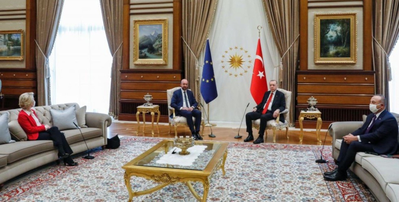 Sofa - gate: Το «φάντασμα» του σεξισμού επιστρέφει με τον πιο εμφατικό τρόπο κι ήρθε η ώρα να αντιδράσουμε 