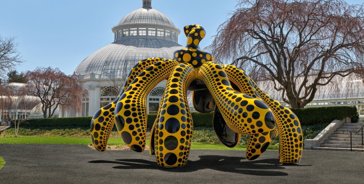 Οι κολοκύθες και τα περίφημα Polka Dots της Yayoi Kusama έχουν κι επίσημα κατακλύσει τον Βοτανικό Κήπο της Νέας Υόρκης