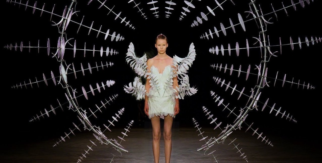 World Art Day: Τελικά πόσο αλληλένδετες είναι οι έννοιες που δένουν τη μόδα με την τέχνη