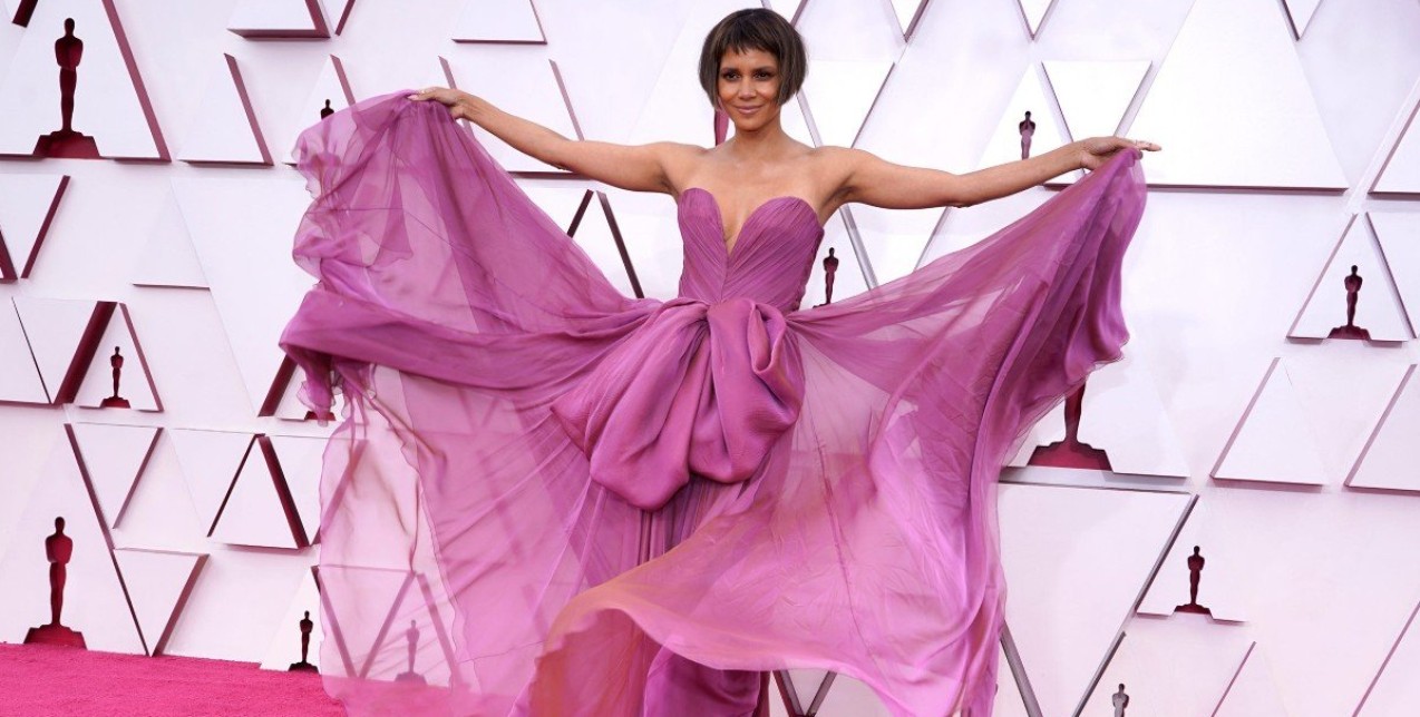 Οι πιο λαμπερές εμφανίσεις που εντυπωσίασαν στο κόκκινο χαλί των φετινών Oscars