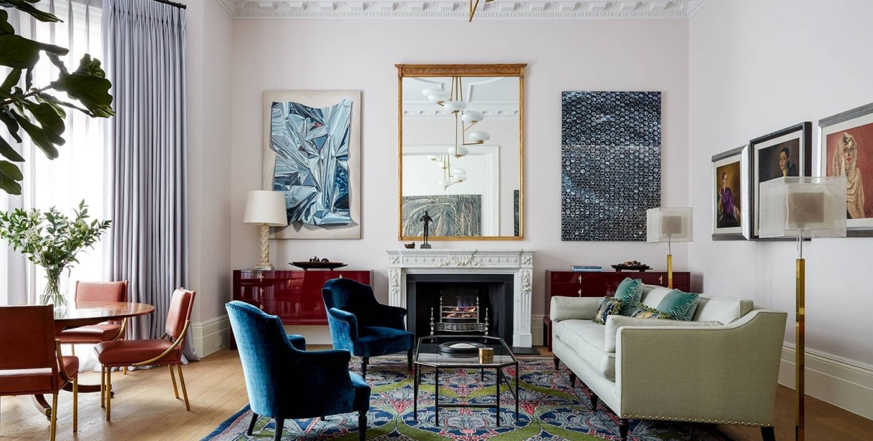 Μέσα σε μια φωτεινή κατοικία στην Chelsea που είναι γεμάτη από πολυτελή έργα τέχνης