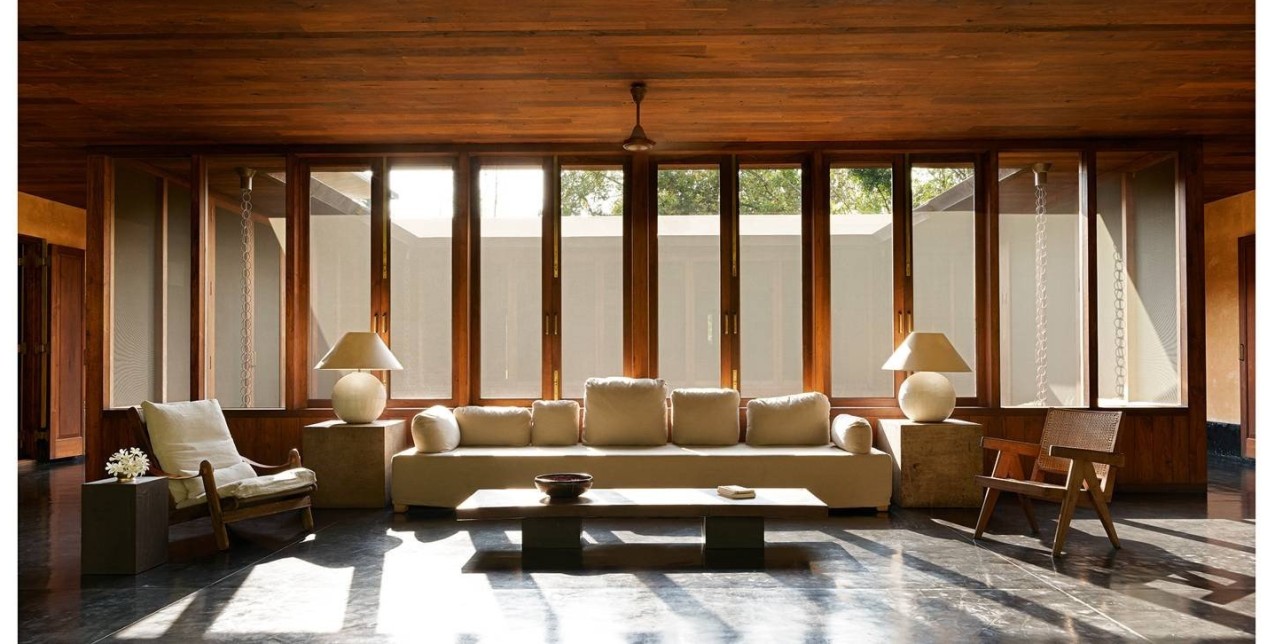 Μια tropical κατοικία στη Γαλλία «ντυμένη» με ξύλινες επιφάνειες & εντυπωσιακό minimal design 