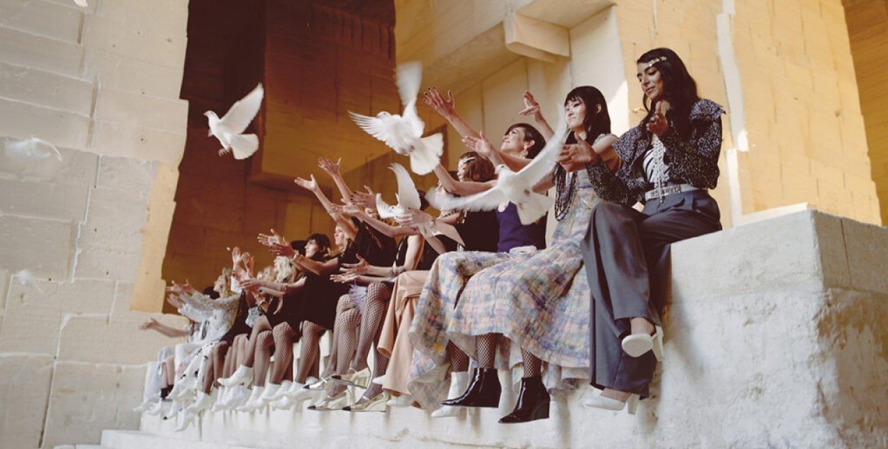 Chanel: Η resort 2022 collection του γαλλικού οίκου συνδυάζει τη γαλλική φινέτσα με την punk αισθητική 