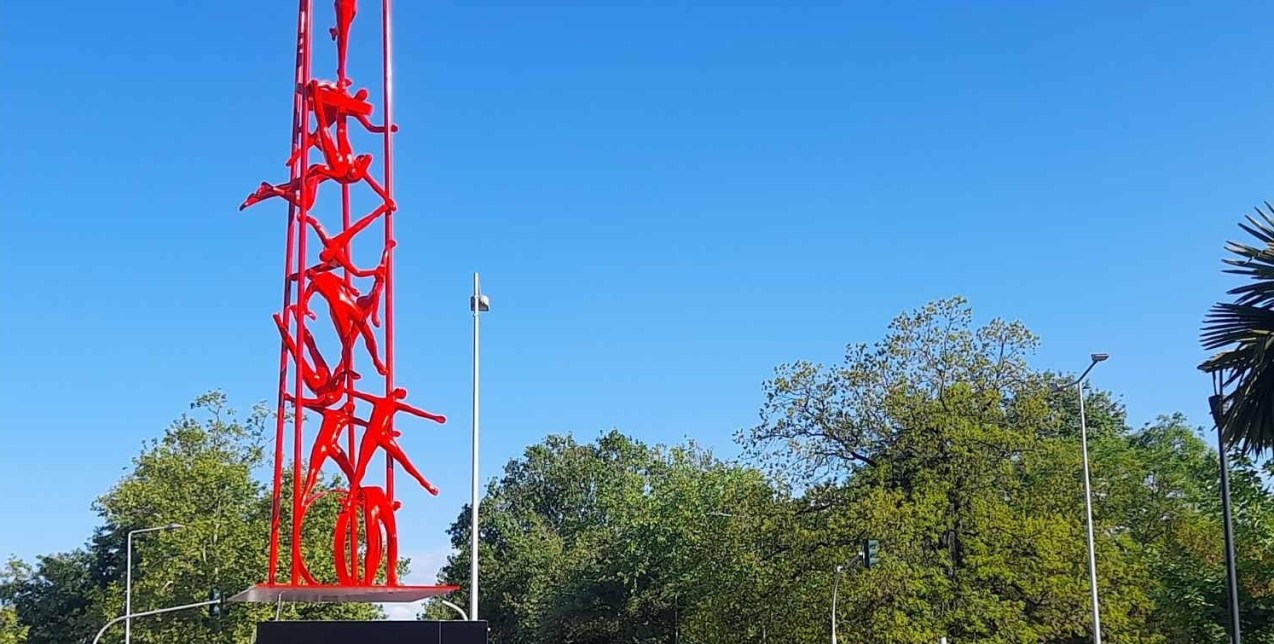 Το γλυπτό Meteoron του Κωστή Γεωργίου εγκαταστάθηκε απέναντι από το Δημαρχιακό Μέγαρο της Θεσσαλονίκης