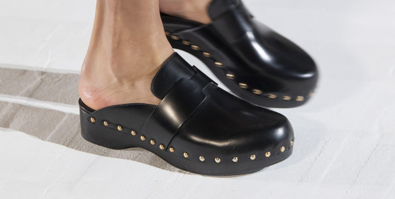 Clogs: Έτσι θα φορέσετε το πιο ανατρεπτικό και μοντέρνο σχέδιο της σεζόν 