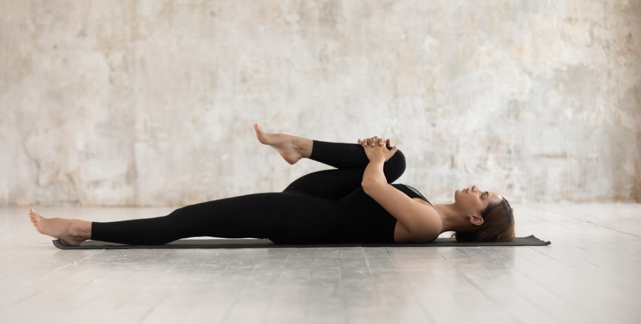 Νιώθετε πιασμένες; 10 stretching ασκήσεις με διάρκεια 10' που θα σας ανακουφίσουν 