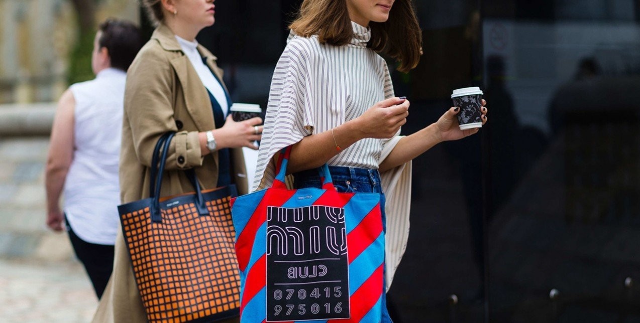Tote bag: Έτσι θα φορέσετε τη must-have τσάντα για όλες τις ώρες 