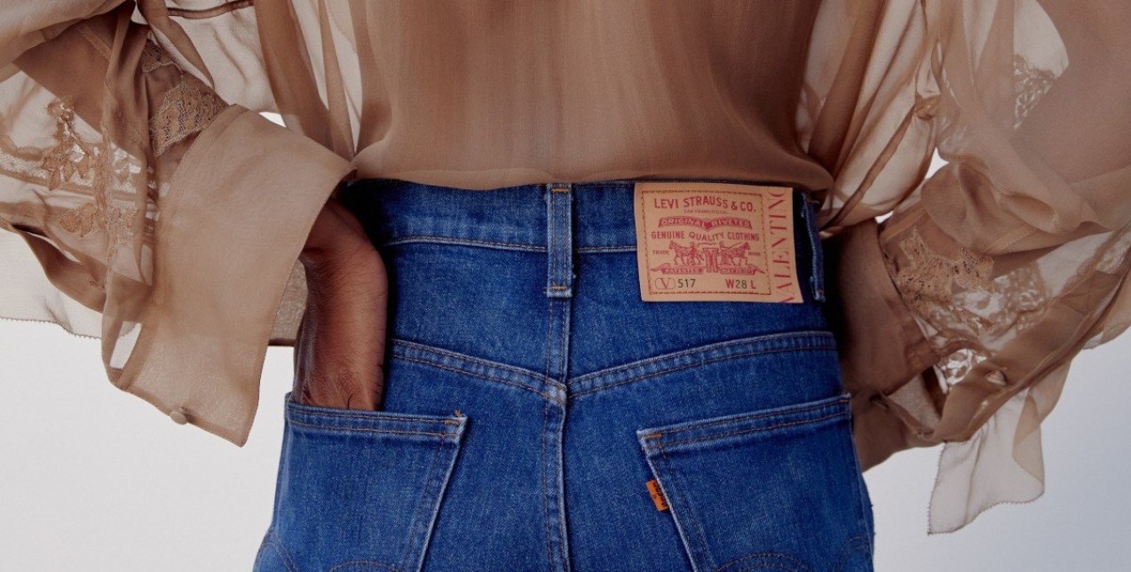 Maison Valentino X LEVI’S: Η νέα συνεργασία που μας κάνει να αγαπάμε τα τζιν μας λίγο περισσότερο