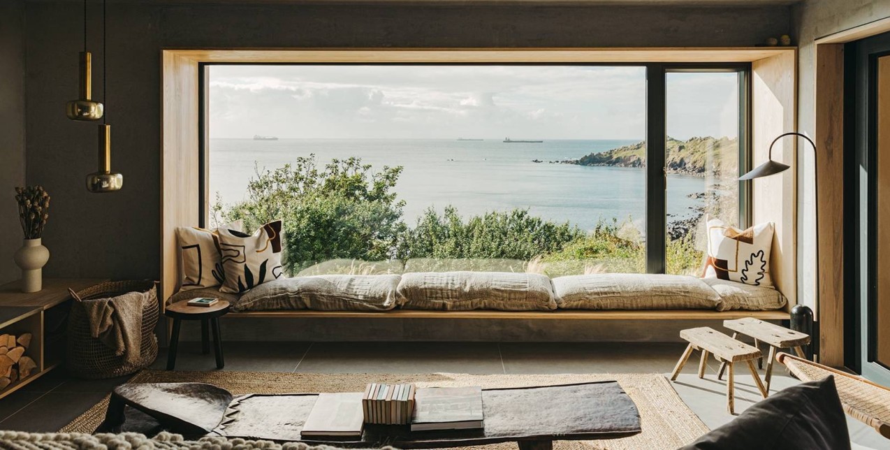 Μια εκπληκτική κατοικία δίπλα στη θάλασσα που μαγεύει μέσα από το natural design της
